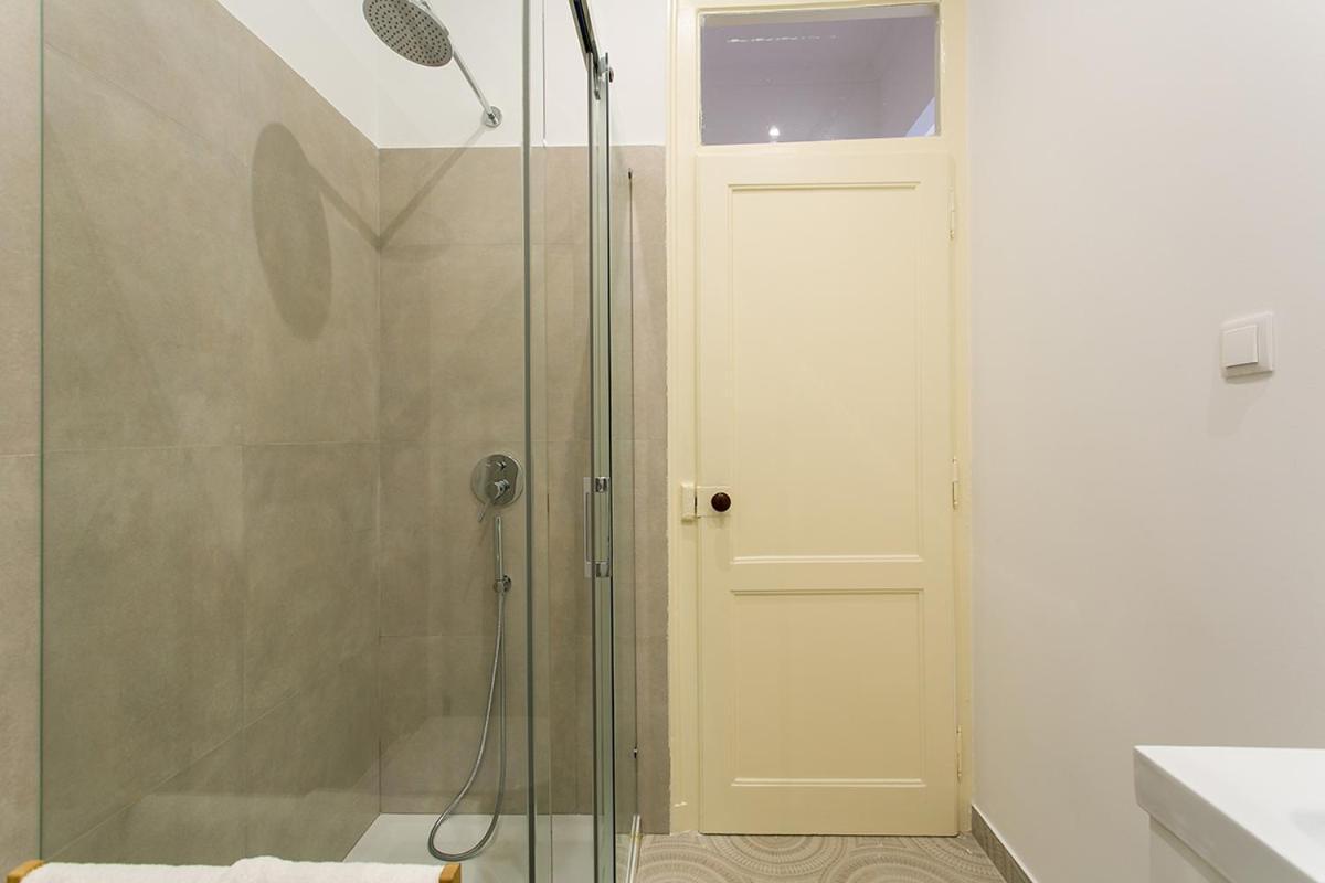 Lovelystay - Cozy 3Bdr Apartment In Estrela リスボン エクステリア 写真