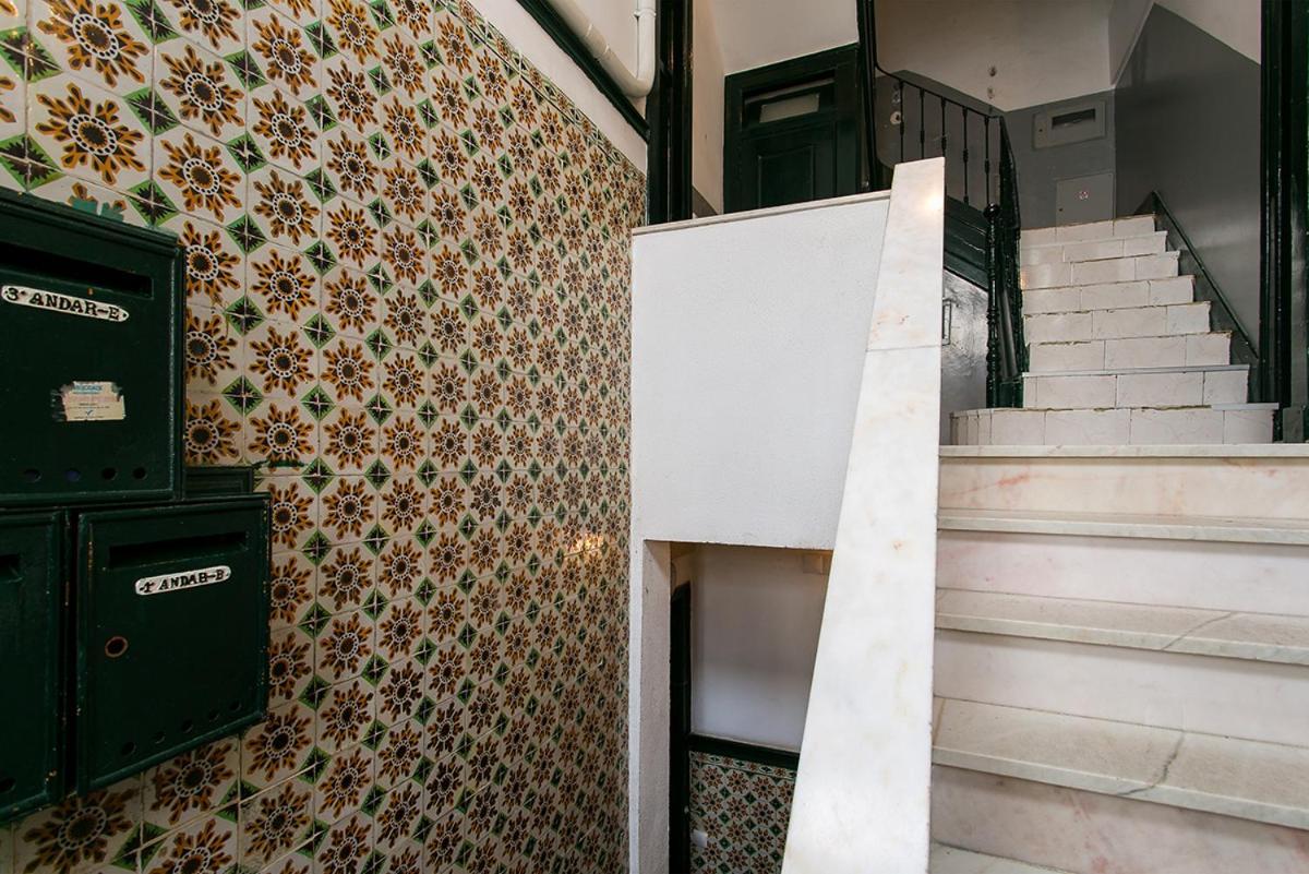 Lovelystay - Cozy 3Bdr Apartment In Estrela リスボン エクステリア 写真