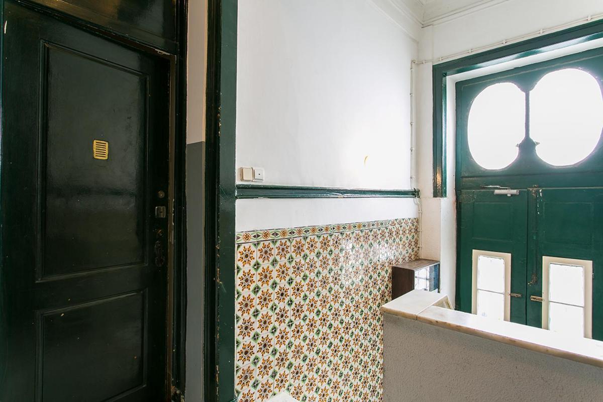 Lovelystay - Cozy 3Bdr Apartment In Estrela リスボン エクステリア 写真